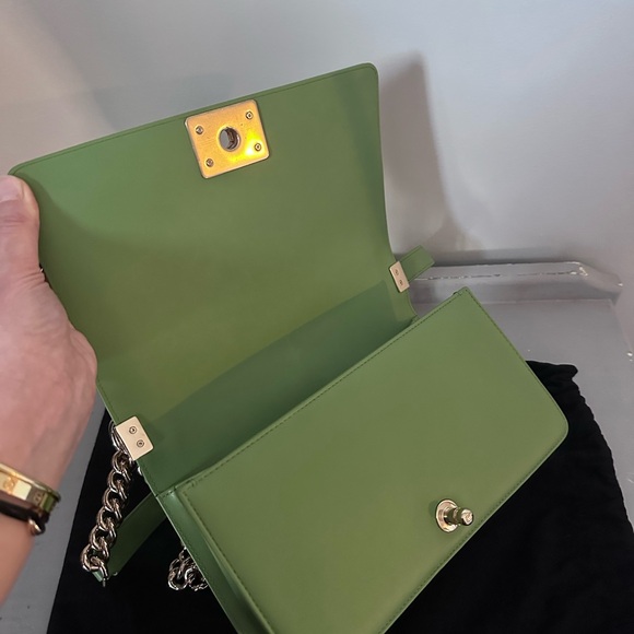 Chanel 19P green lambskin quilted medium boy bag with light gold hardware - Picture 7 of 10